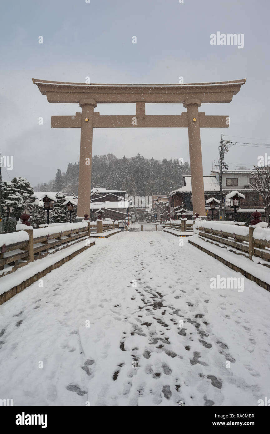 27.12.2017, Takayama, Gifu, Japan, Asien - Ein Blick auf die Miyamae-Bashi-Bruecke, an deren einem Ende ein grosses Torii-Portal steht und den Eingang Stock Photo