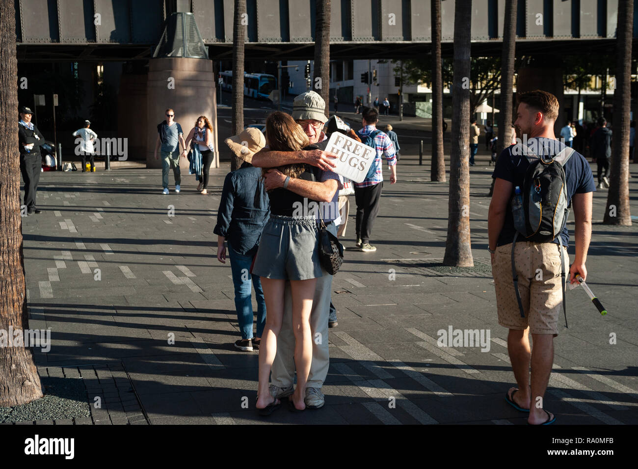 06.05.2018, Sydney, New South Wales, Australien - Ein Mann, der am Circular Quay Gratisumarmungen anbietet, nimmt eine junge Frau in die Arme. 0SL1805 Stock Photo
