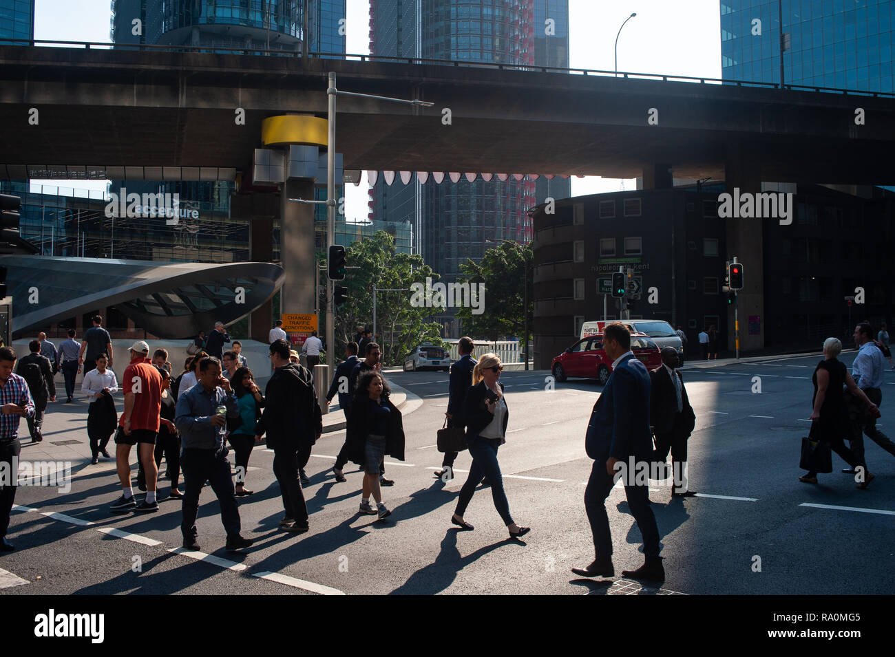 09.05.2018, Sydney, New South Wales, Australien - Menschen ueberqueren im Geschaeftsviertel von Sydney eine Strasse. 0SL180509D019CARO.JPG [MODEL RELE Stock Photo