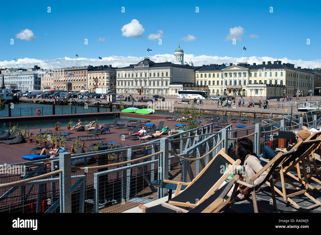 23.06.2018 - Helsinki, Finnland, Europa - Ein Blick auf die Sonnenterrasse des Allas Sea Pool mit Hafen, Marktplatz und dem Praesidentenpalais im Hint Stock Photo