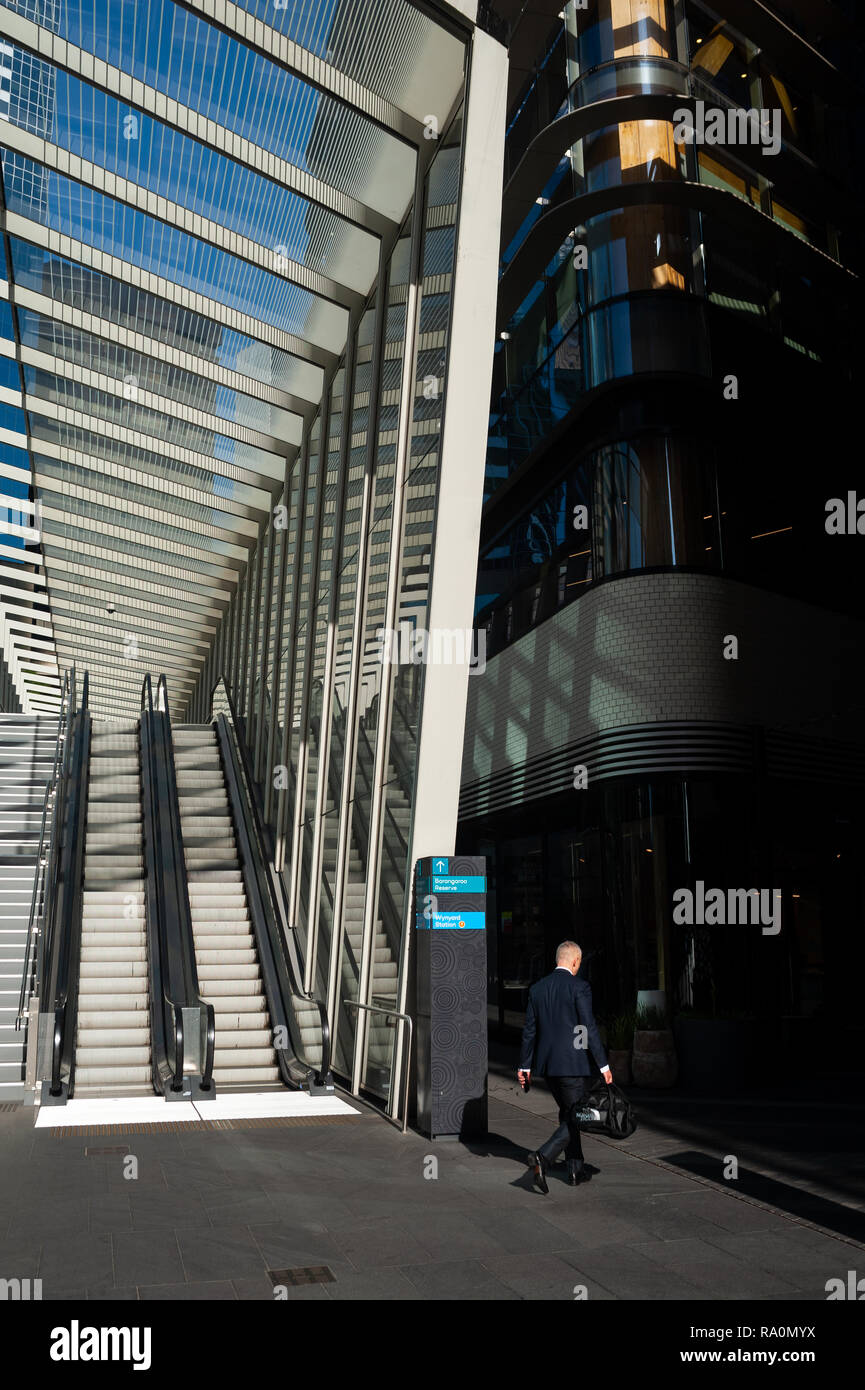 17.09.2018, Sydney, New South Wales, Australien - Ein Geschaeftsmann geht in einer Fussgaengerzone im Geschaeftsviertel in Barangaroo South zwischen m Stock Photo