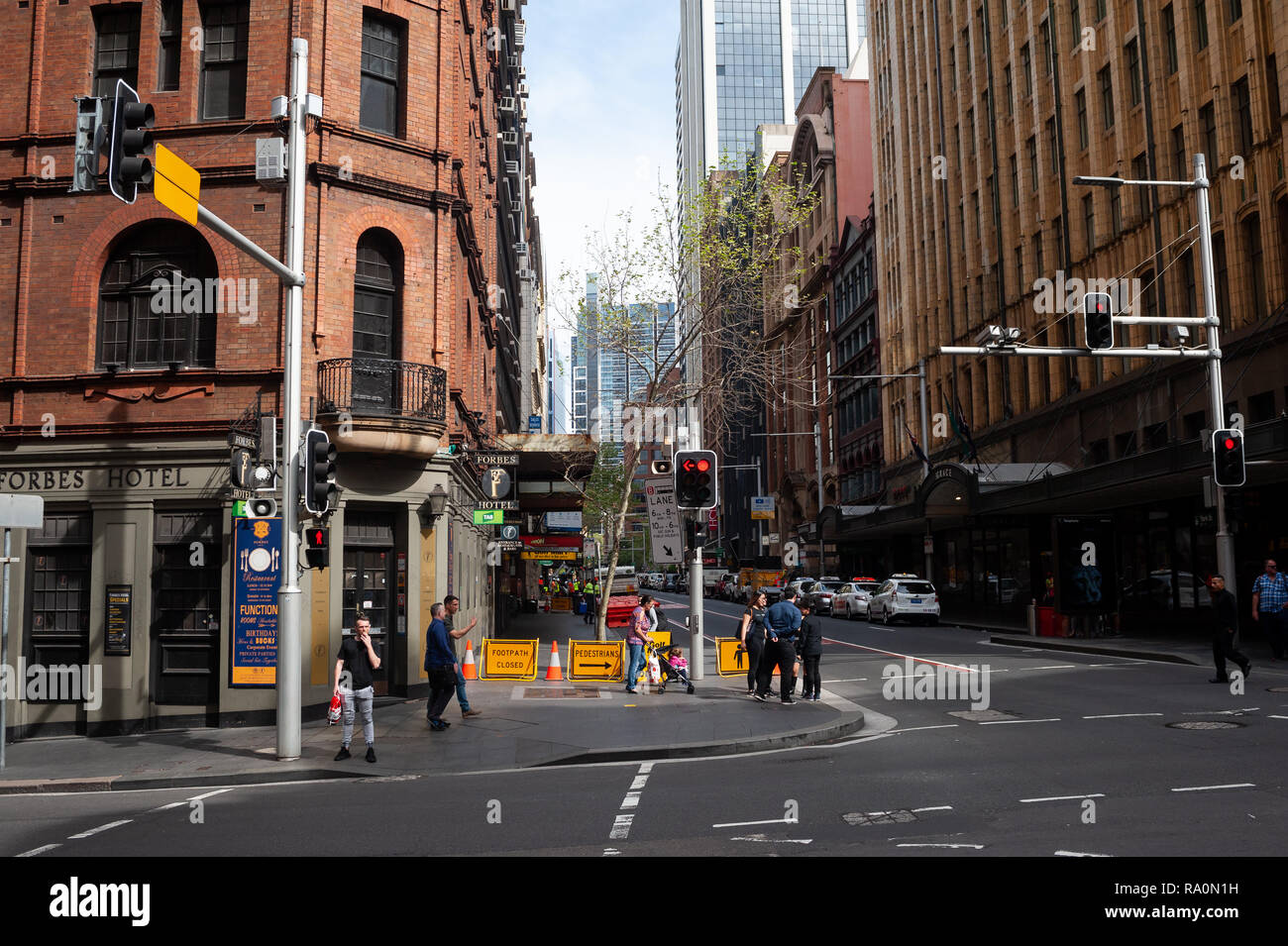 22.09.2018, Sydney, New South Wales, Australien - Menschen warten im Geschaeftsviertel von Sydney an einer Fussgaengerampel. 0SL180922D001CARO.JPG [MO Stock Photo
