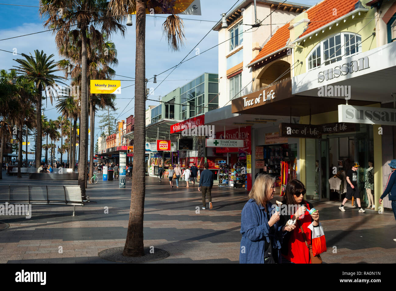 22.09.2018, Sydney, New South Wales, Australien - Menschen schlendern den Manly Corso entlang, einer Einkaufs- und Fussgaengerzone in einem nordoestli Stock Photo