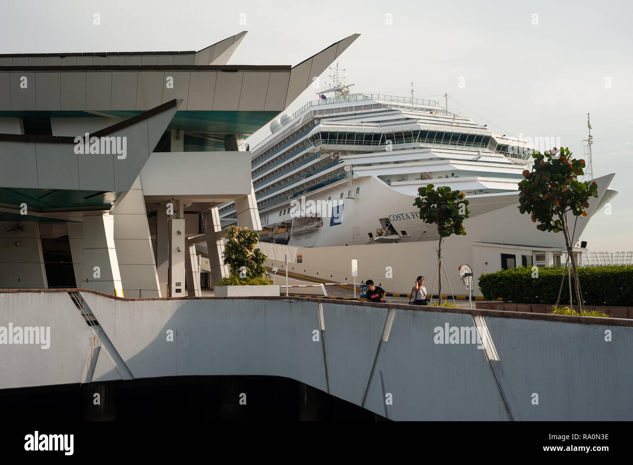 22.11.2018, Singapur, Republik Singapur, Asien - Ein Kreuzfahrtschiff hat am Marina Bay Cruise Centre Singapore angelegt. 0SL181122D015CARO.JPG [MODEL Stock Photo