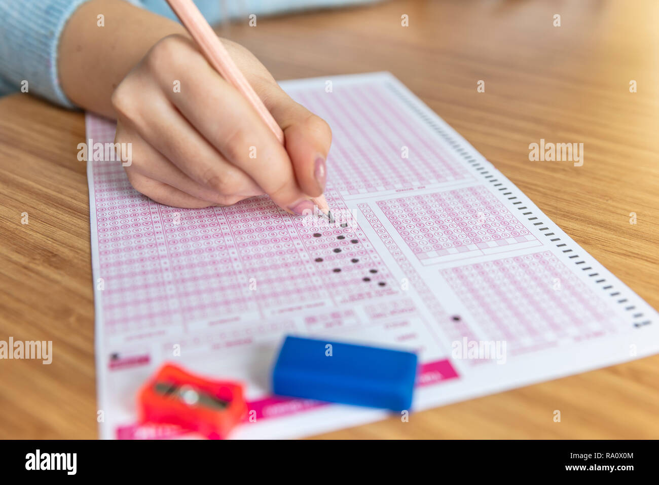 креативные шпоры. экзамен на листочке. куда можно спрятать шпору. ученик со шпаргалкой. ручка для списывания на экзамене.