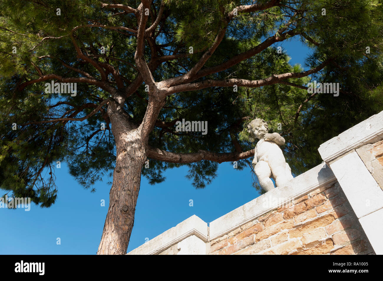 Italian garden statue hires stock photography and images Alamy