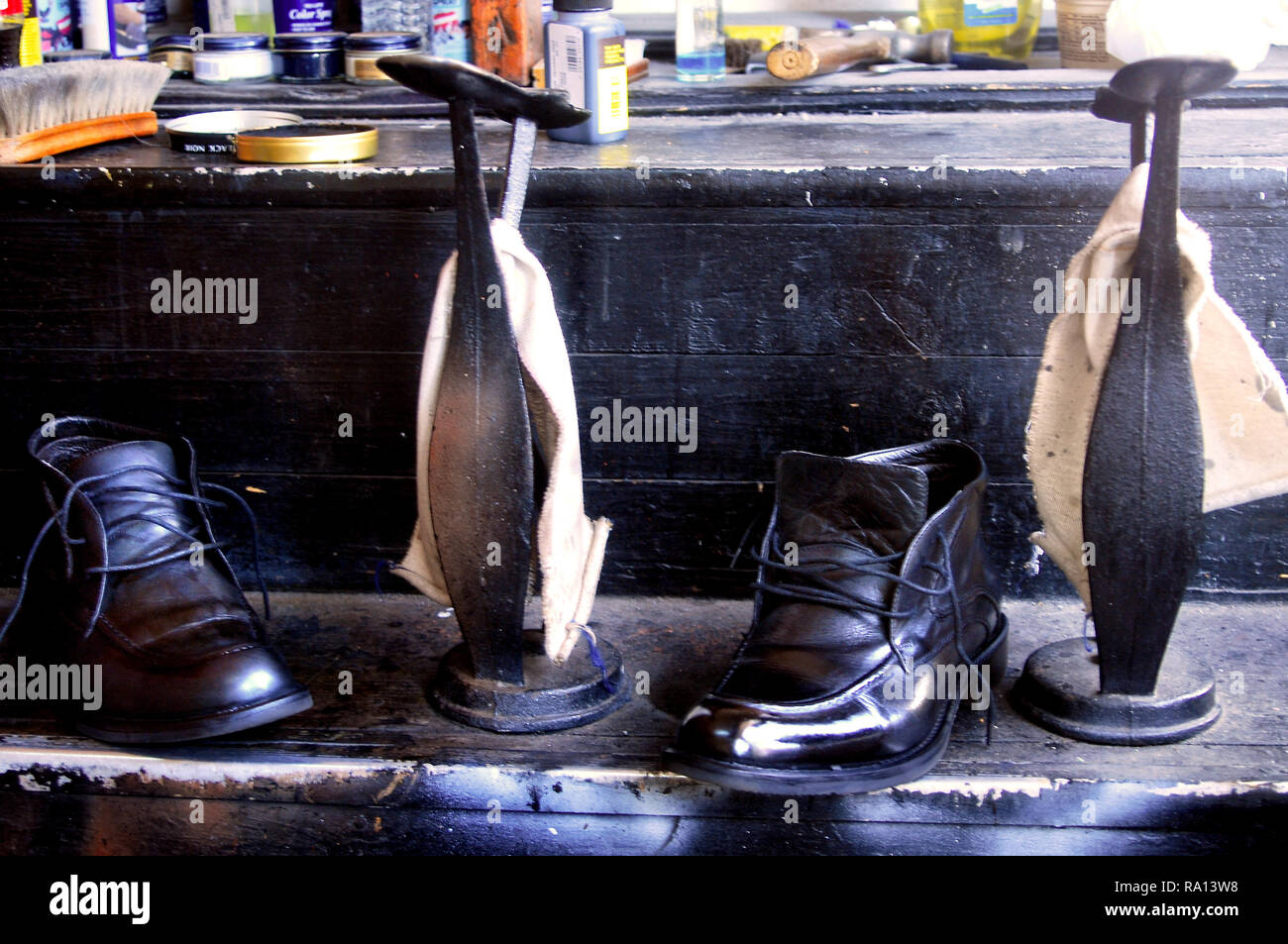 Shoeshining hi-res stock photography and images - Alamy
