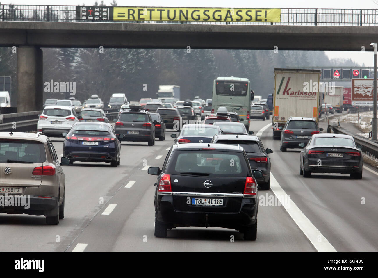 10.02.2018, Bayern, Hofolding, Deutschland, Seitenstreifen der A9 wurde wegen hohen