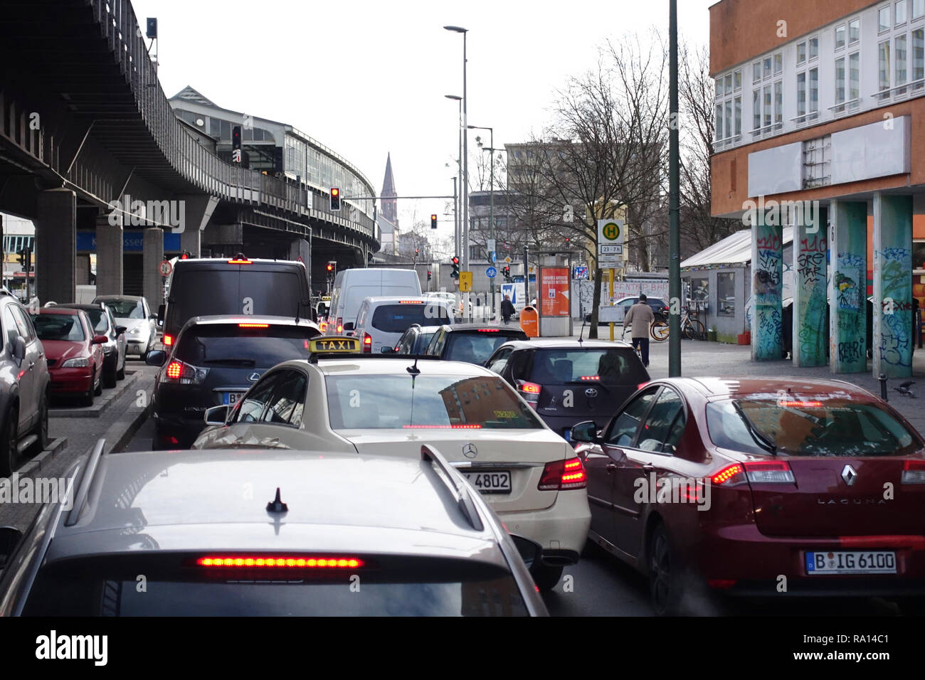 26.02.2018, Berlin, Berlin, Deutschland, Autos stehen in der Skalitzer Strasse an einer roten Ampel. 00S180226D134CARO.JPG [MODEL RELEASE: NOT APPLICA Stock Photo