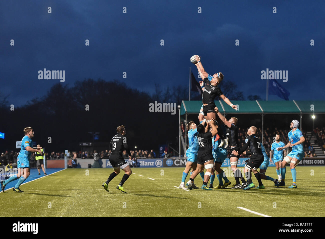 London, UK. 29th Dec, 2018.GJ van Velze (C) of Worcester Warriors catches to line-out ball during Gallagher Premiership Rugby Round 11 match between Saracens and Worcester Warriors at Allianz Park on Saturday, 29 December 2018. LONDON ENGLAND. (Editorial use only, license required for commercial use. No use in betting, games or a single club/league/player publications.) Credit: Taka G Wu/Alamy News Credit: Taka Wu/Alamy Live News Stock Photo