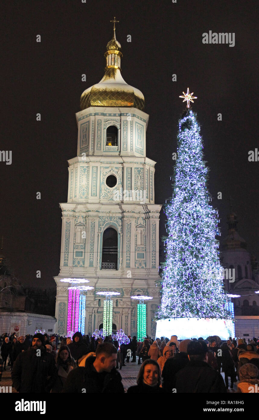 Kiev, Ukraine. 29th Dec, 2018. People seen next to the main Christmas