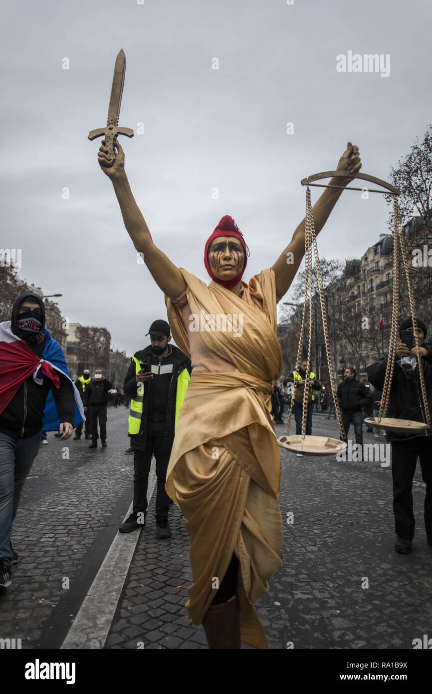 Paris, Ile de France, France. 29th Dec, 2018. A woman dress as the French  Republic national symbol 'La Marianne' seen at the Champs Elysee during the  protest. Yellow vest protestors gathered and