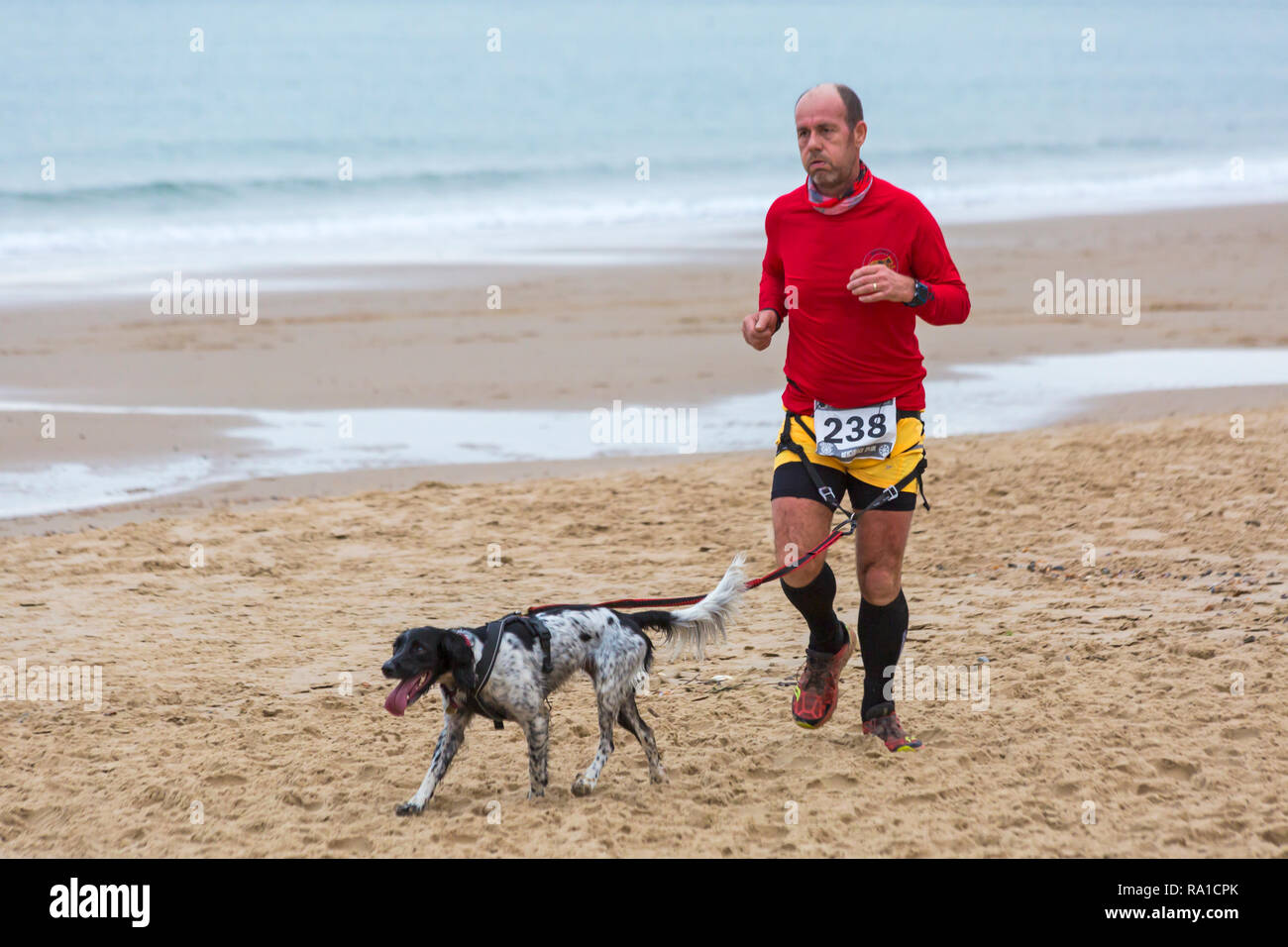 Bournemouth, Dorset, UK. 30th December 2018. Participants take part in the Beach Race, Race the Tide, a low tide beach run along the beautiful shoreline of Bournemouth beach towards Sandbanks beach. Runners run the 5k or 10k race along the seashore and over the groynes before the tide comes in - good exercise after the excesses of Christmas! Credit: Carolyn Jenkins/Alamy Live News Stock Photo