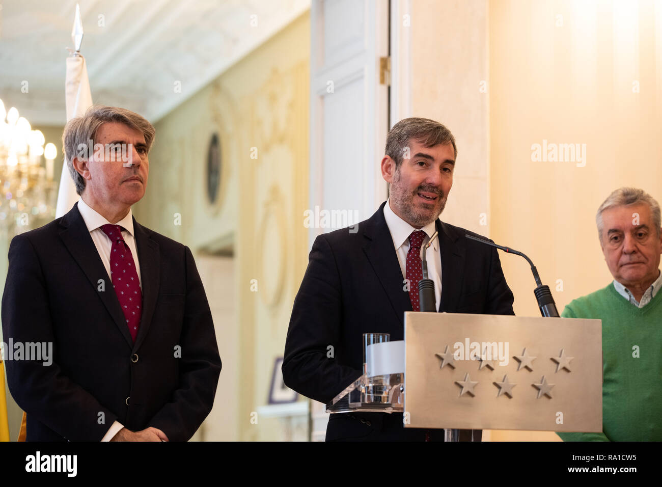 Madrid, Spain. 30th December 2018. ANGEL GARRIDO(left), The President of the Community of Madrid, FERNANDO CLAVIJO, The President of the Community of the Canary Islands and JESUS LOPEZ, watchmaker of Puerta del Sol. The president of the Community of Madrid, Ángel Garrido, has met with his Canarian counterpart, Fernando Clavijo, to review the latest preparations for the New Year bells, which tomorrow will offer the clock of Puerta del Sol and this year will sound also in the Canary spindle on Dec 30, 2018 in Madrid, Spain Credit: Jesús Hellin/Alamy Live News Stock Photo