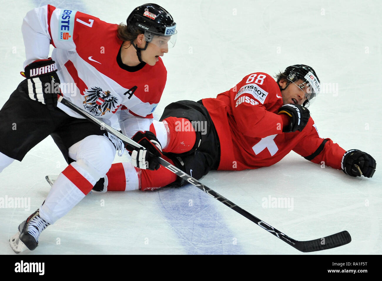 May 2, 2015 - Prague, Czech Republic - Der Eishockey-WM 2015, am 2 Mai  2015, im Prag, Tschechien. Schweiz gegen Ã–sterreich. Kevin Romy aus  Schweiz (R), Brian Lebler aus Ã–sterreich (L)....... ***