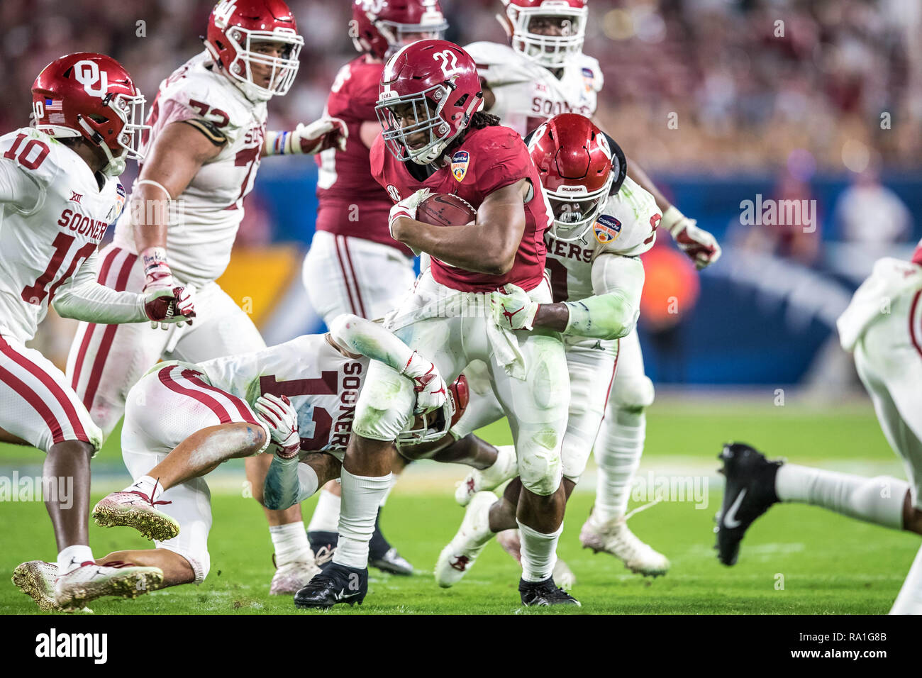 Florida, USA. 29th Dec, 2018. Alabama Crimson Tide running back Najee Harris (22) is tackled by Oklahoma Sooners linebacker Kenneth Murray (9) during the second quarter in the 2018 Capital One Orange Bowl at Hard Rock Stadium on December 29, 2018 in Florida. Credit: Travis Pendergrass/ZUMA Wire/Alamy Live News Stock Photo