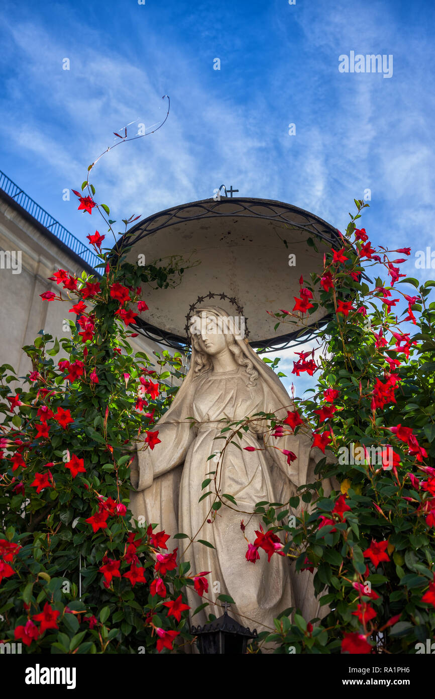 Statue of mary flowers hi-res stock photography and images - Alamy