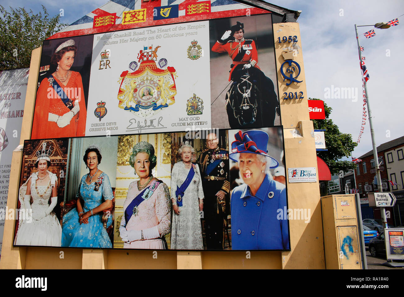 britische Fahne und Portrait der britischen Koenigin Elizabeth II - Wandbild/ Mural, das an den Buergerkrieg erinnert , im protestantischen Teil Belfa Stock Photo