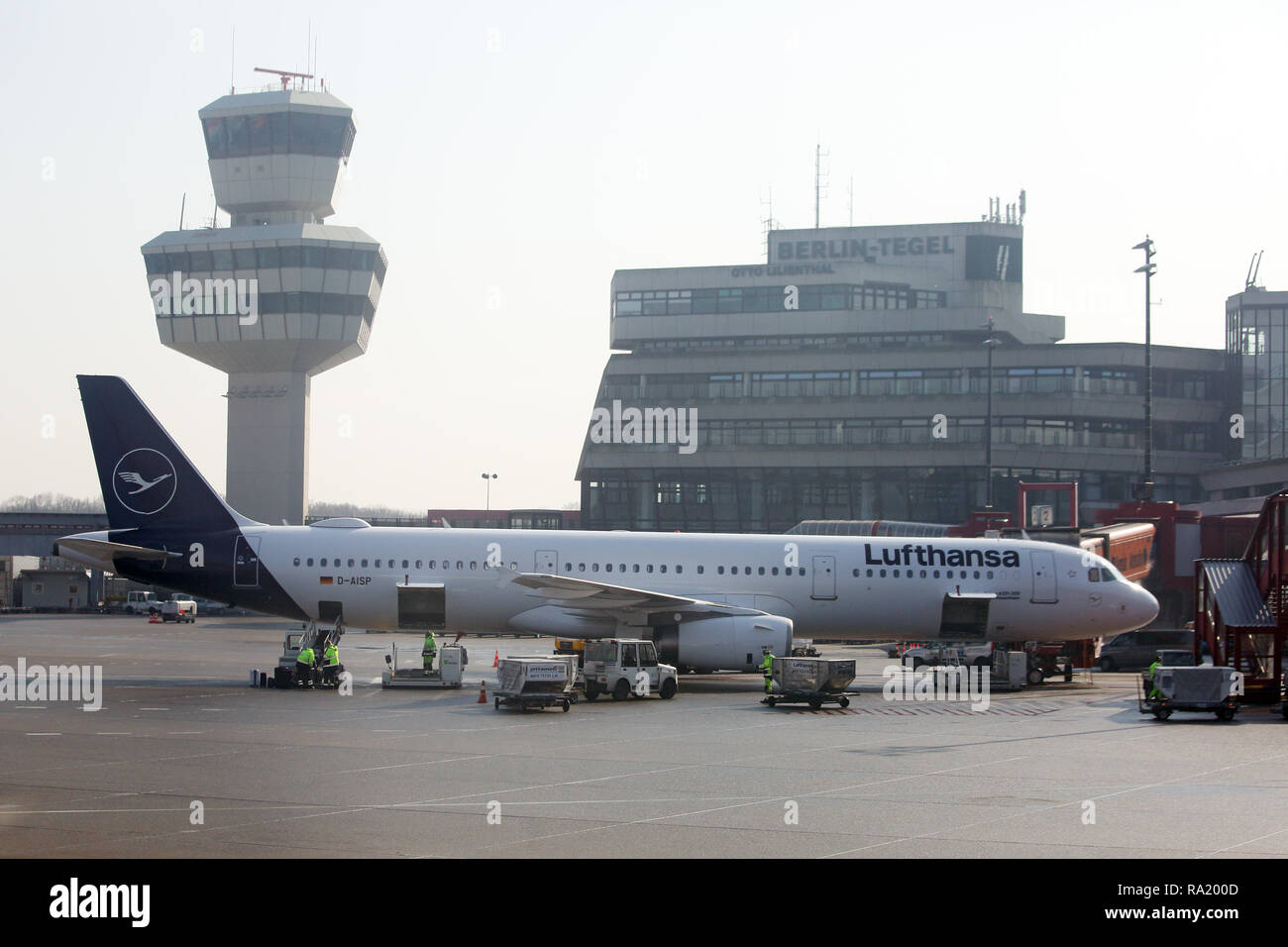 04.03.2018, Berlin, Berlin, Deutschland, Airbus A321 der Fluggesellschaft Lufthansa auf dem Vorfeld des Flughafen Berlin-Tegel. 00S180304D173CARO.JPG  Stock Photo