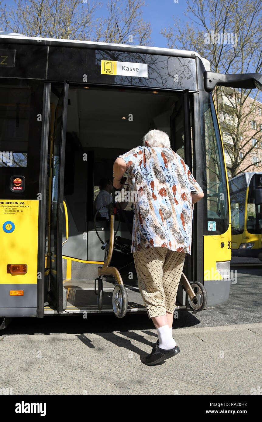 20.04.2018, Brandenburg, Teltow, Deutschland, Seniorin steigt mit Rollator in einen Bus der BVG ein. 00S180420D077CARO.JPG [MODEL RELEASE: NO, PROPERT Stock Photo