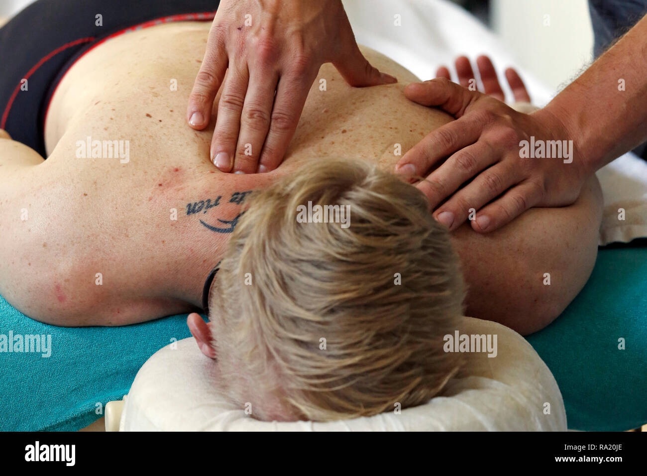 21.04.2018, Brandenburg, Hoppegarten, Deutschland, Mann wird von einem Physiotherapeut am Ruecken behandelt. 00S180421D453CARO.JPG [MODEL RELEASE: NO, Stock Photo
