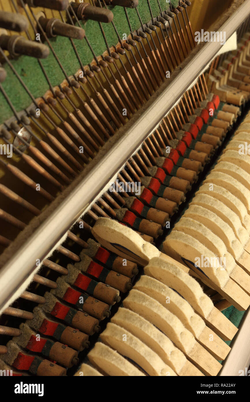 Piano strings and hammer detail hires stock photography and images Alamy