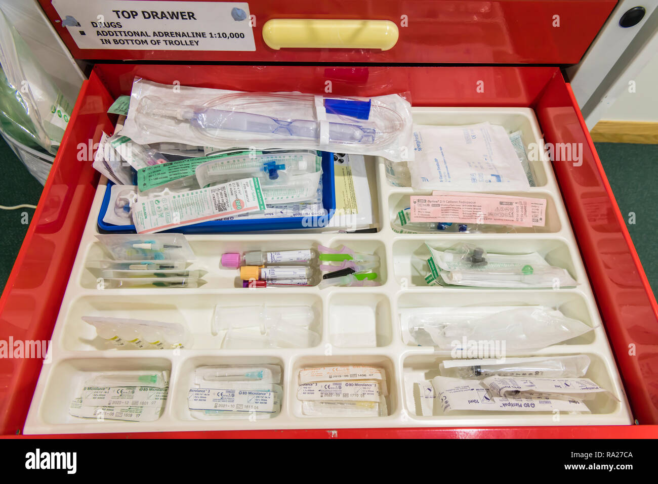 Drawer in a hospital crash trolley for emergency resuscitation