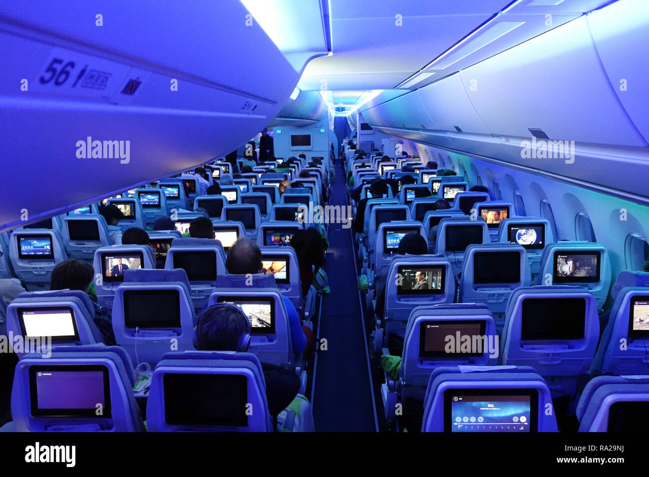 10.12.2017, Hongkong, Hongkong, China, Menschen in einer Flugzeugkabine. 00S171210D035CARO.JPG [MODEL RELEASE: NO, PROPERTY RELEASE: NOT APPLICABLE (c Stock Photo