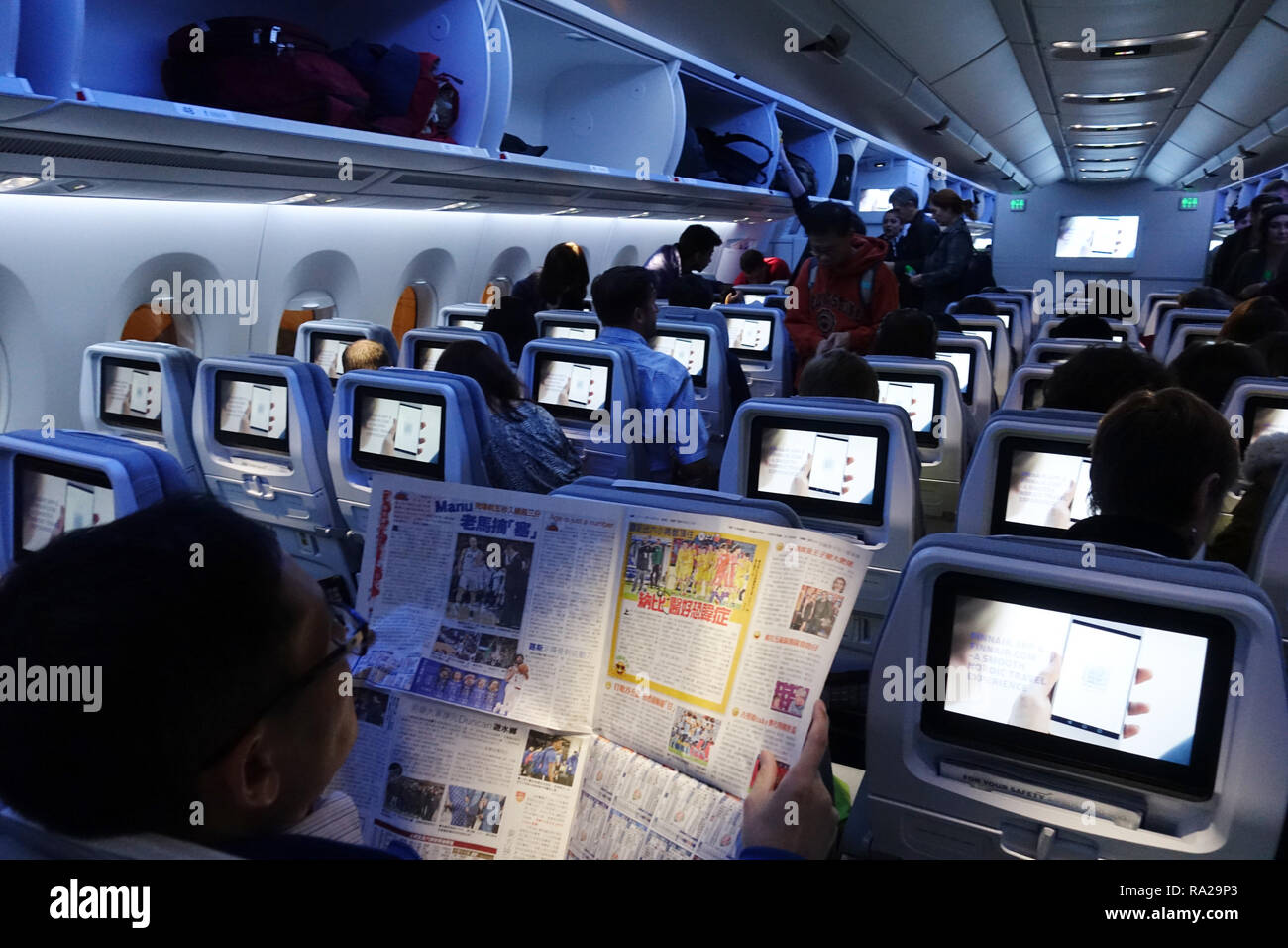 10.12.2017, Hongkong, Hongkong, China, Menschen in einer Flugzeugkabine. 00S171210D040CARO.JPG [MODEL RELEASE: NO, PROPERTY RELEASE: NOT APPLICABLE (c Stock Photo