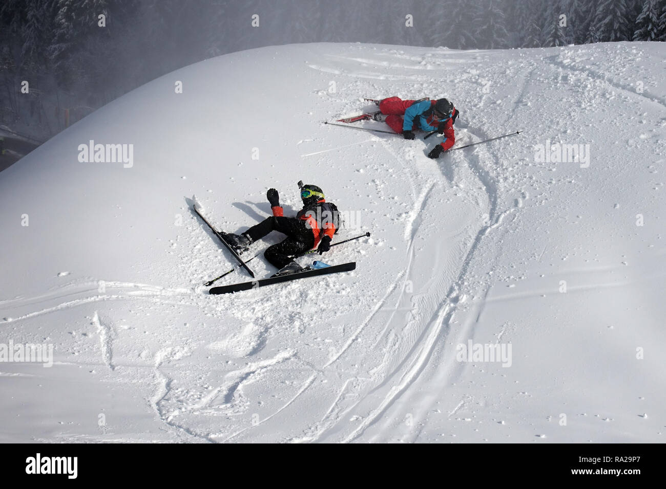 05.02.2018, Suedtirol, Reischach, Italien, Jungen sind beim Skifahren gestuerzt. 00S180205D042CARO.JPG [MODEL RELEASE: YES, PROPERTY RELEASE: NOT APPL Stock Photo