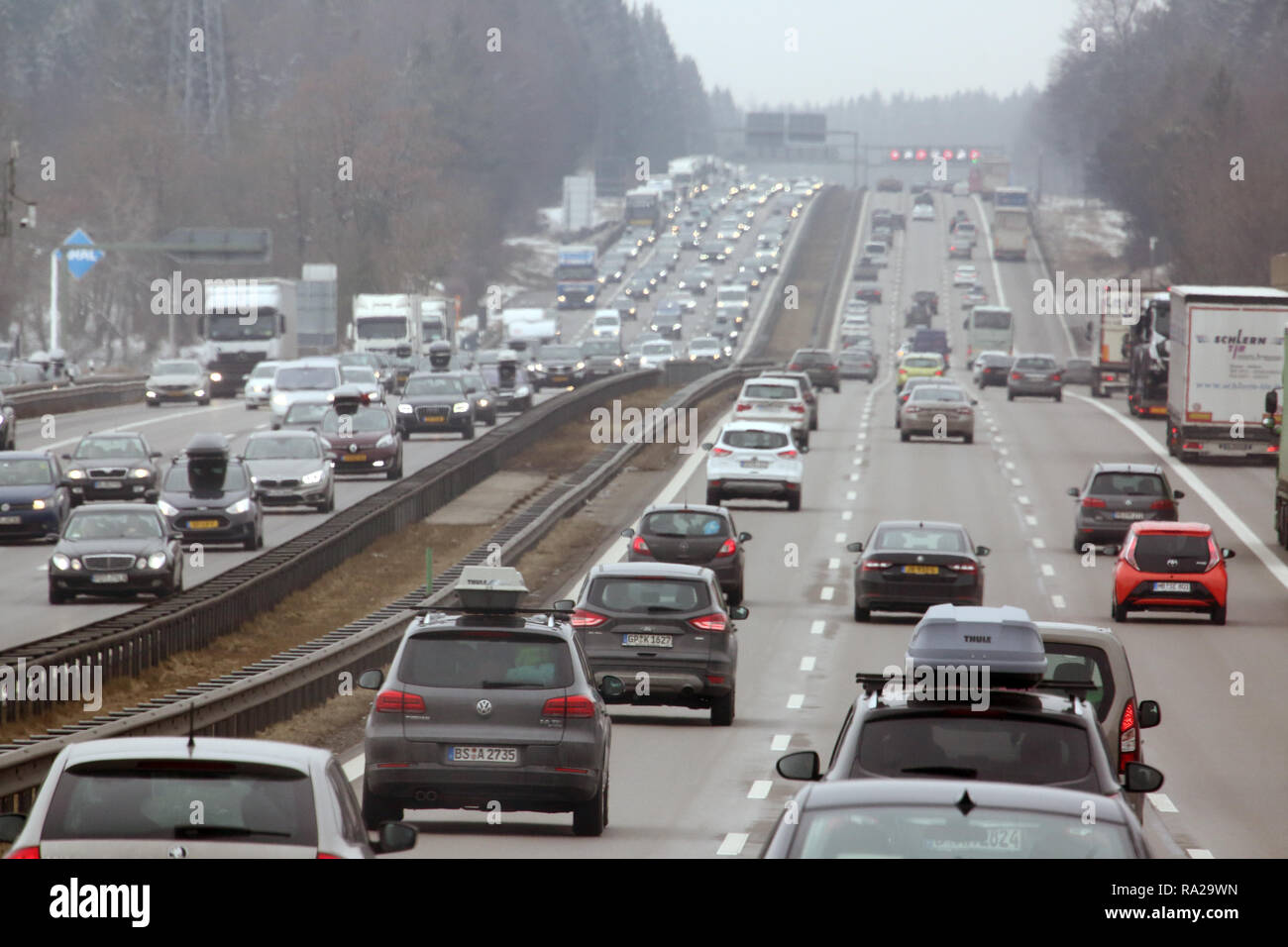 10.02.2018, Bayern, Hofolding, Deutschland, Seitenstreifen der A9 wurde wegen hohen