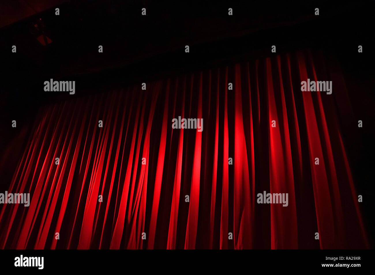 Vorhang rot theater hi-res stock photography and images - Alamy