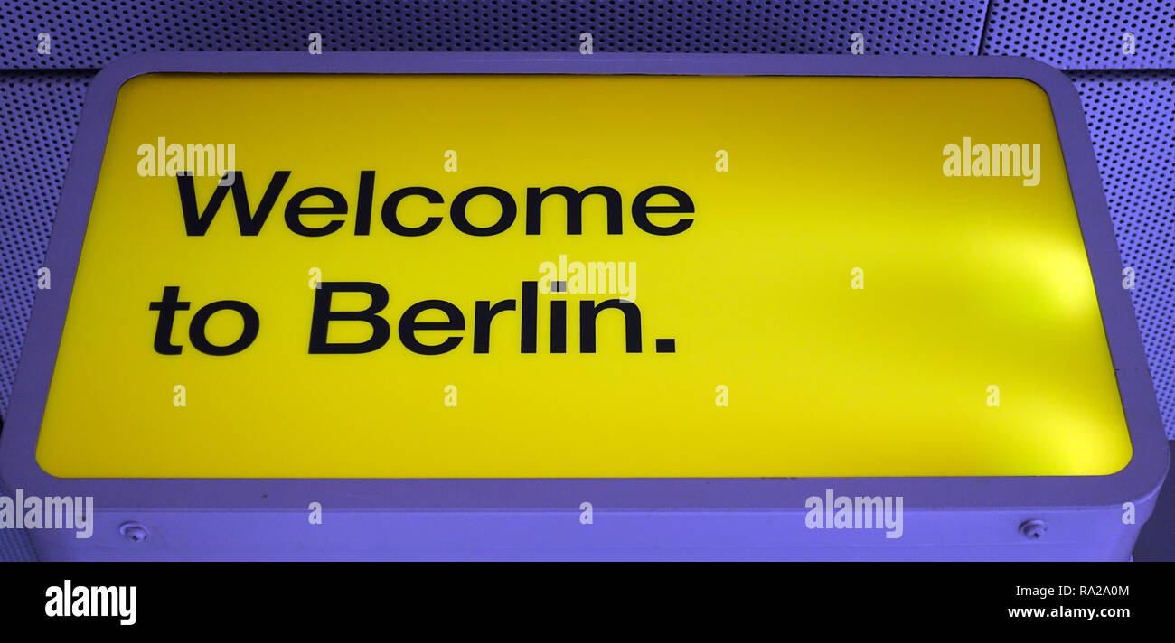 04.03.2018, Berlin, Berlin, Deutschland, Schild Welcome to Berlin im Terminal des Flughafen Berlin-Tegel. 00S180304D171CARO.JPG [MODEL RELEASE: NOT AP Stock Photo