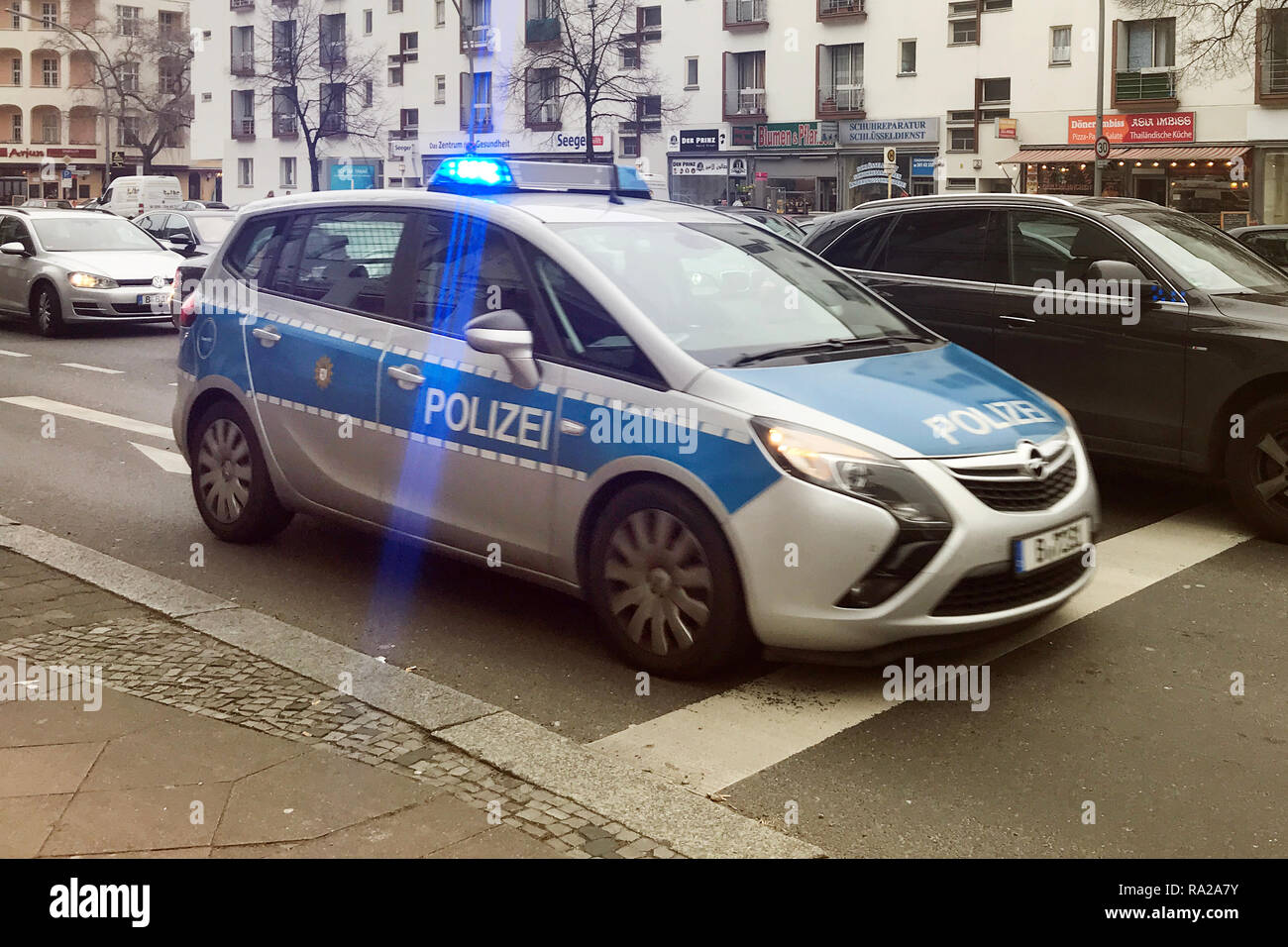 26.03.2018, Berlin, Berlin, Deutschland, Streifenwagen der Polizei im Einsatz. 00S180326D207CARO.JPG [MODEL RELEASE: NO, PROPERTY RELEASE: NOT APPLICA Stock Photo