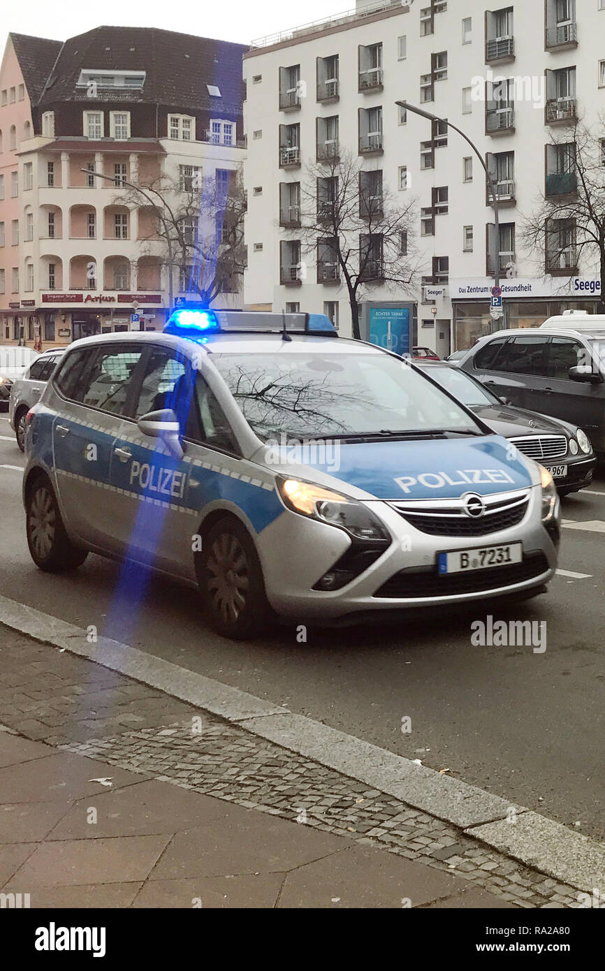 26.03.2018, Berlin, Berlin, Deutschland, Streifenwagen der Polizei im Einsatz. 00S180326D208CARO.JPG [MODEL RELEASE: NO, PROPERTY RELEASE: NOT APPLICA Stock Photo