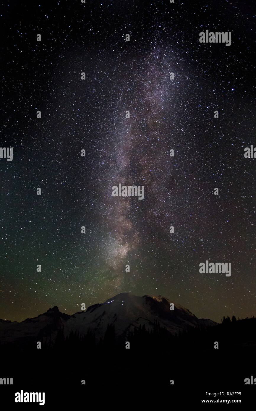Milky way over mount rainier hi-res stock photography and images - Alamy