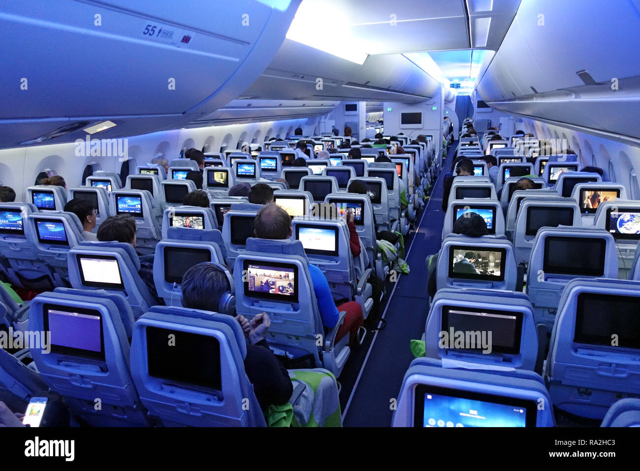 10.12.2017, Hongkong, Hongkong, China, Menschen in einer Flugzeugkabine. 00S171210D033CARO.JPG [MODEL RELEASE: NO, PROPERTY RELEASE: NOT APPLICABLE (c Stock Photo