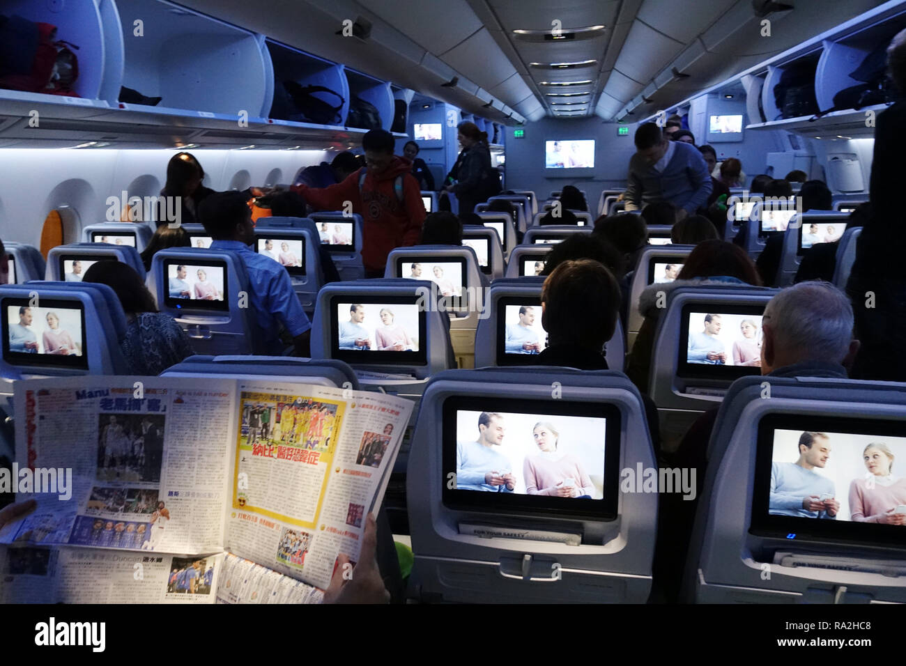 10.12.2017, Hongkong, Hongkong, China, Menschen in einer Flugzeugkabine. 00S171210D039CARO.JPG [MODEL RELEASE: NO, PROPERTY RELEASE: NOT APPLICABLE (c Stock Photo