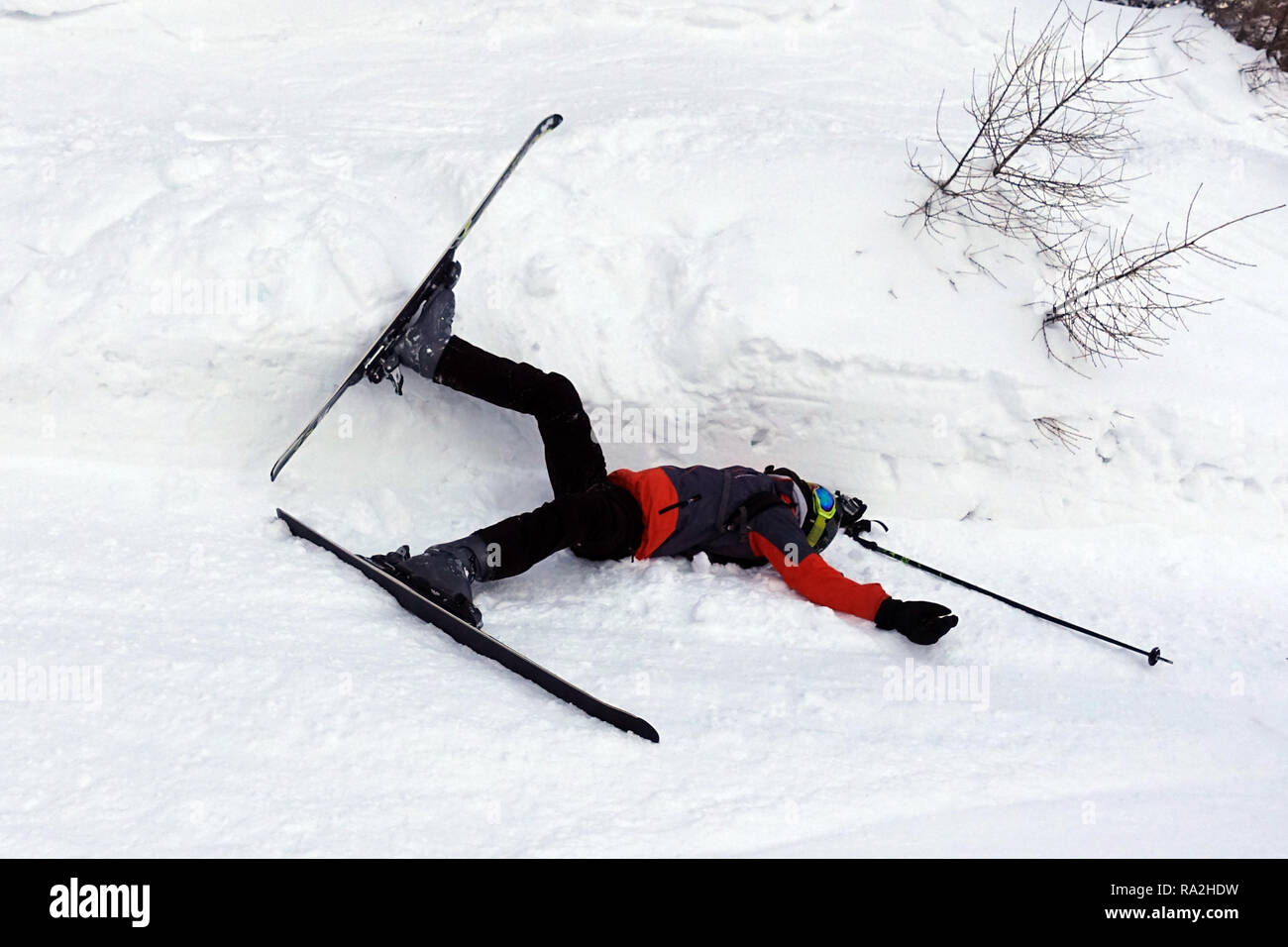 09.02.2018, Suedtirol, Reischach, Italien, Junge ist beim Skifahren gestuerzt. 00S180209D078CARO.JPG [MODEL RELEASE: YES, PROPERTY RELEASE: NOT APPLIC Stock Photo