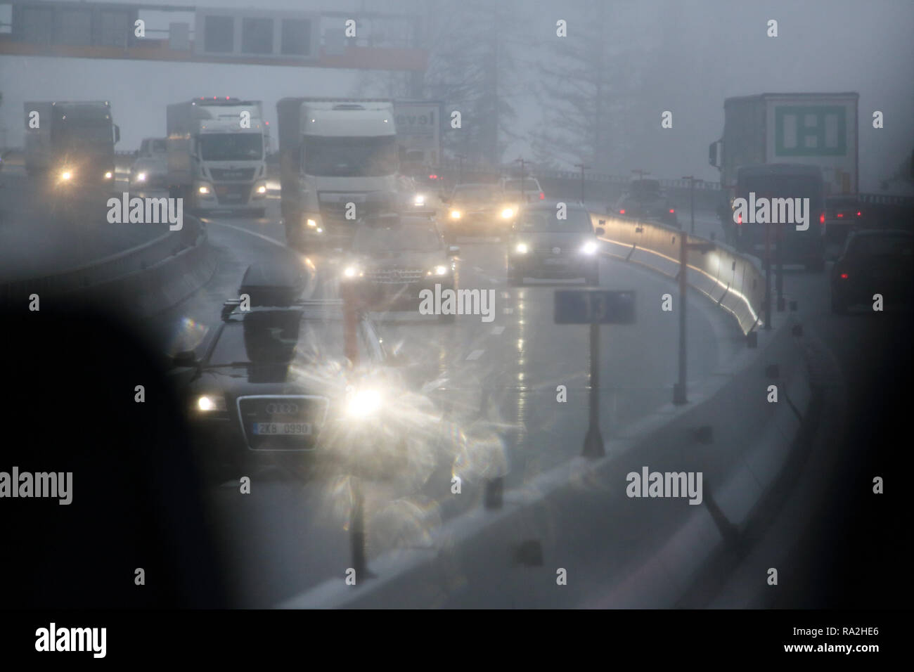 10.02.2018, Tirol, Endach, Oesterreich, Symbolfoto, schlechte Sicht im Strassenverkehr bei Nebel. 00S180210D002CARO.JPG [MODEL RELEASE: NOT APPLICABLE Stock Photo