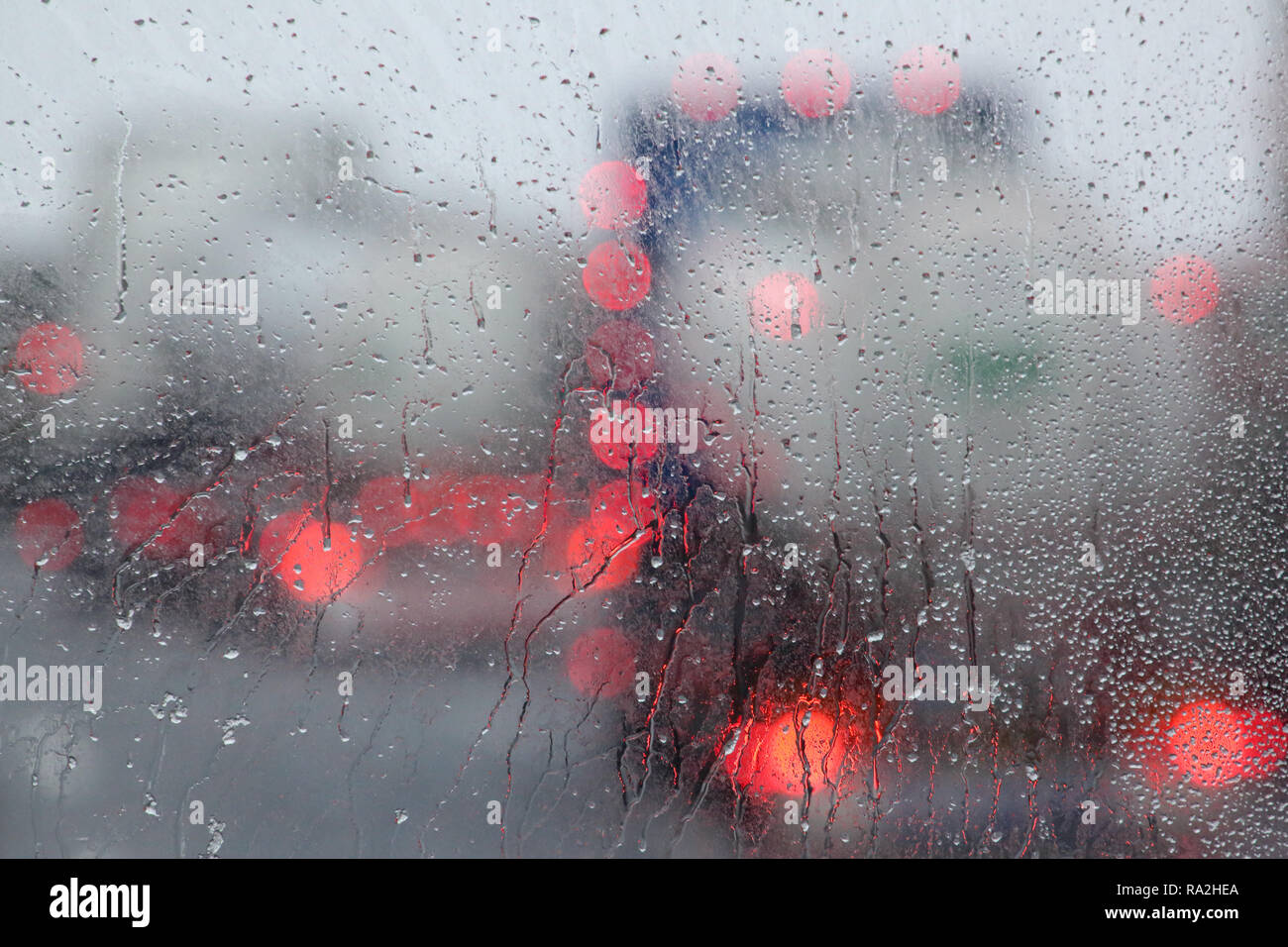 10.02.2018, Tirol, Endach, Oesterreich, Symbolfoto, schlechte Sicht im Strassenverkehr bei Regen. 00S180210D003CARO.JPG [MODEL RELEASE: NOT APPLICABLE Stock Photo