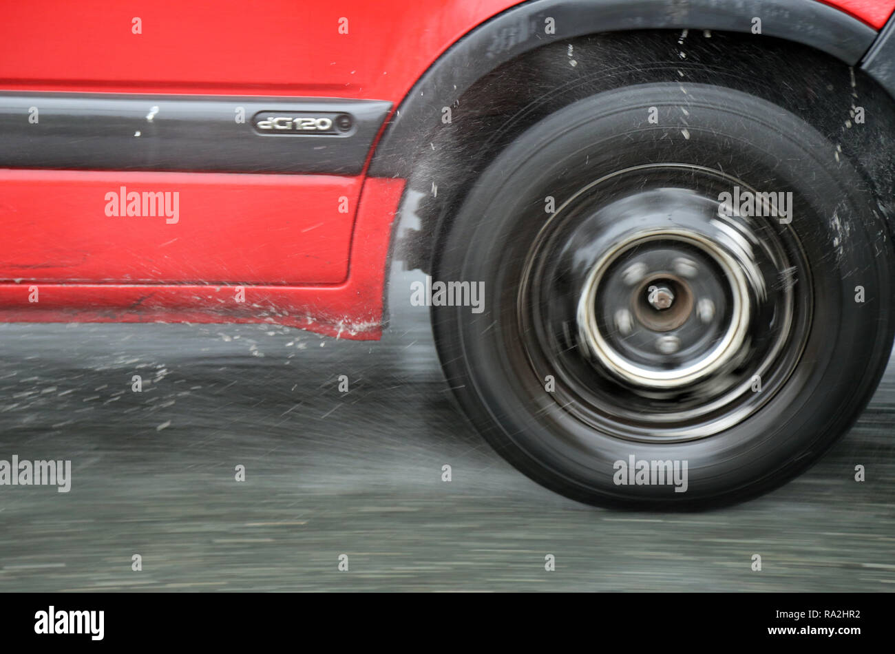 13.04.2018, Brandenburg, Teltow, Deutschland, Autoreifen bei der Fahrt auf nassem Asphalt. 00S180413D277CARO.JPG [MODEL RELEASE: NOT APPLICABLE, PROPE Stock Photo