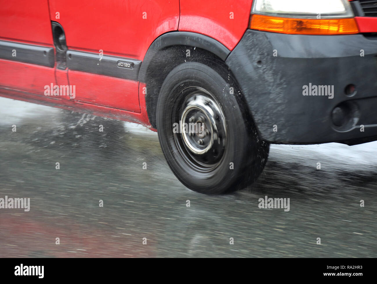 13.04.2018, Brandenburg, Teltow, Deutschland, Autoreifen bei der Fahrt auf nassem Asphalt. 00S180413D278CARO.JPG [MODEL RELEASE: NOT APPLICABLE, PROPE Stock Photo