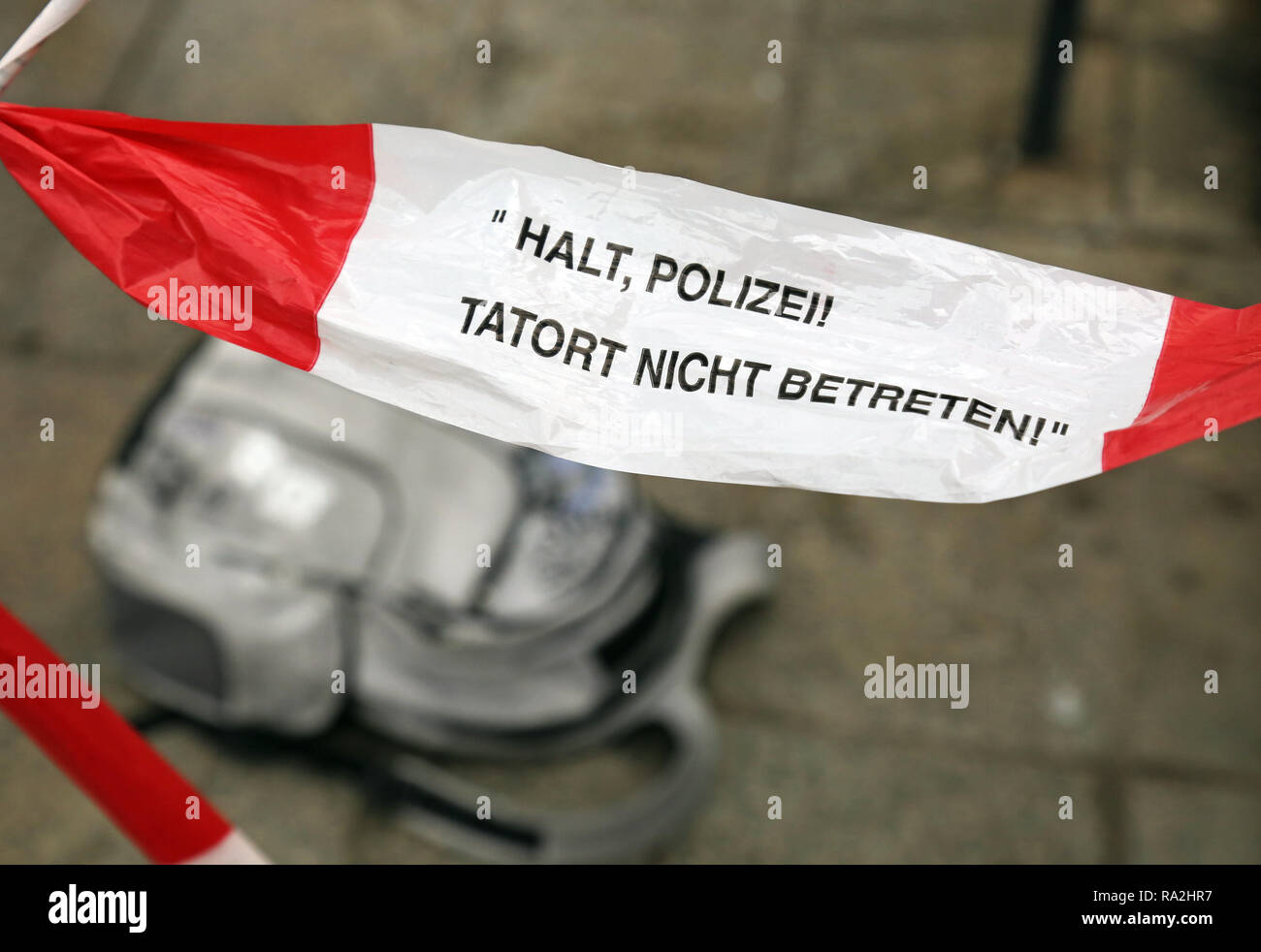 13.04.2018, Berlin, Berlin, Deutschland, Absperrband mit der Aufschrift - Halt Polizei Tatort nicht betreten - und auf dem Boden liegender Rucksack .  Stock Photo