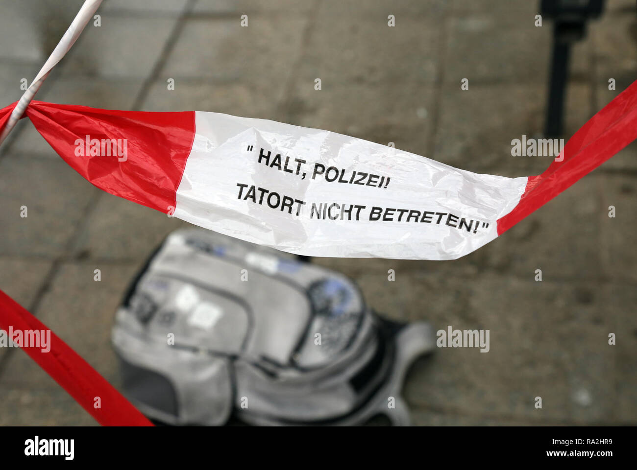 13.04.2018, Berlin, Berlin, Deutschland, Absperrband mit der Aufschrift - Halt Polizei Tatort nicht betreten - und auf dem Boden liegender Rucksack .  Stock Photo