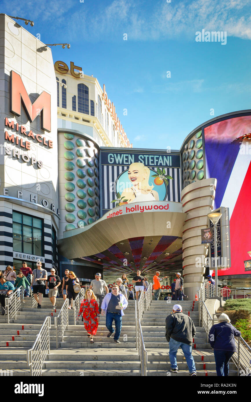 People on stairs leading to the entrance to Hollywood Hotel and