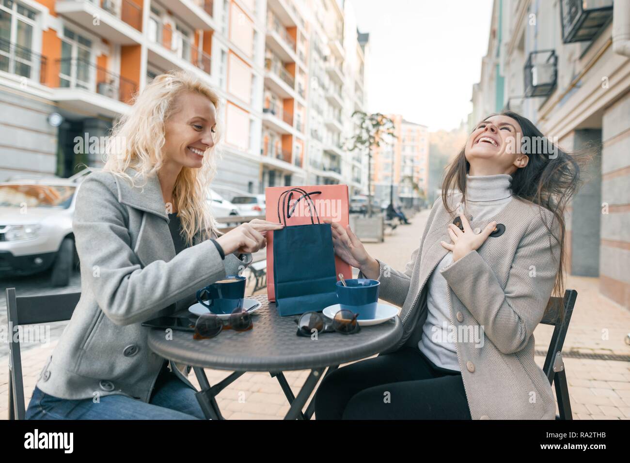 мультяшные модные девушки. кофе и шоппинг. кофе шоппинг. фото встреча со стилистом за чашкой кофе с журналами. шоппинг иллюстрация.