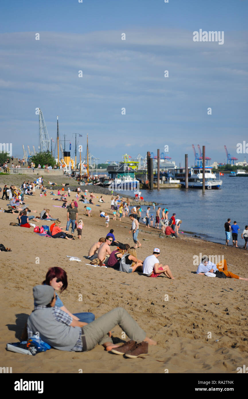 Hamburg people sunbathing on the beach hi-res stock photography and ...