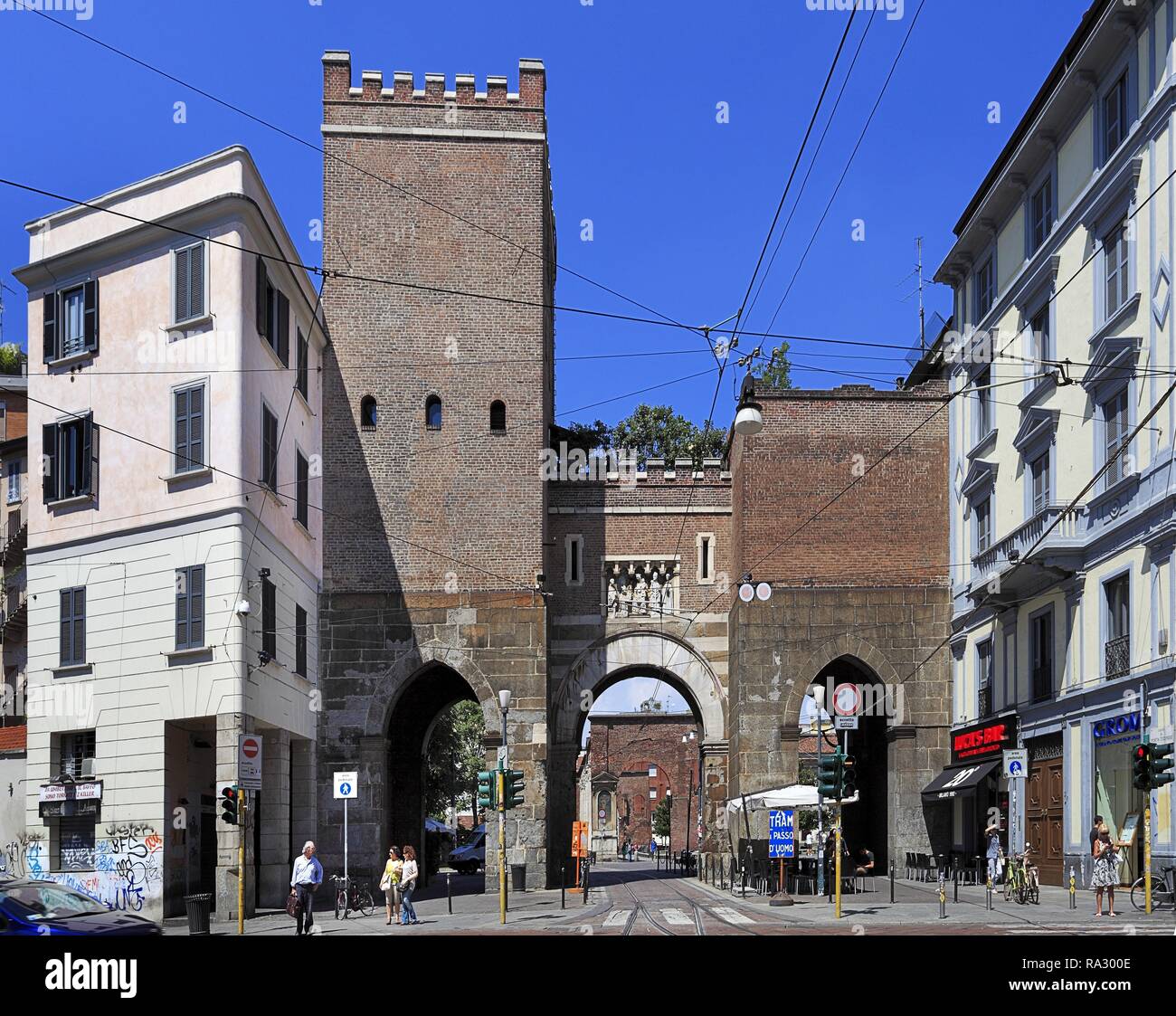 Wlochy - Lombardia - Mediolan - sredniowieczna brama Porta Ticinese przy Corso di Porta Ticinese Italy - Lombardy - Milan - medieval Porta Ticinese gate by the Corso di Porta Ticinese Stock Photo