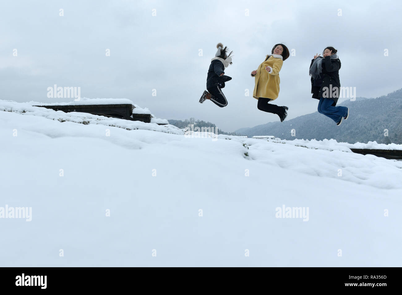 Enshi, China's Hubei Province. 31st Dec, 2018. Visitors play in snow at a tea garden in Xuan'en County, central China's Hubei Province, Dec. 31, 2018. Credit: Song Wen/Xinhua/Alamy Live News Stock Photo